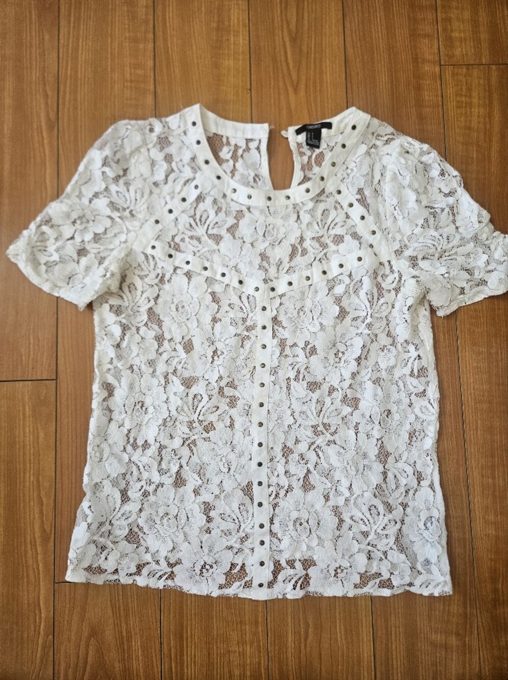 Beautiful Forever 21 F21 Ivory Lace Overlay Top with Stud Detail Sz Size SMALL